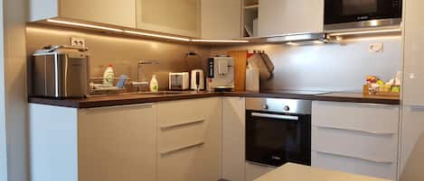 Premium Apartment, 1 Queen Bed | Private kitchen