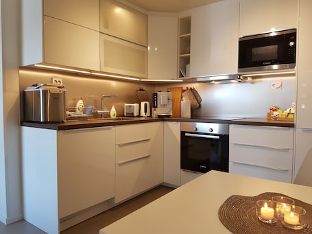 Premium Apartment, 1 Queen Bed | Private kitchen | Fridge, microwave, oven, stovetop