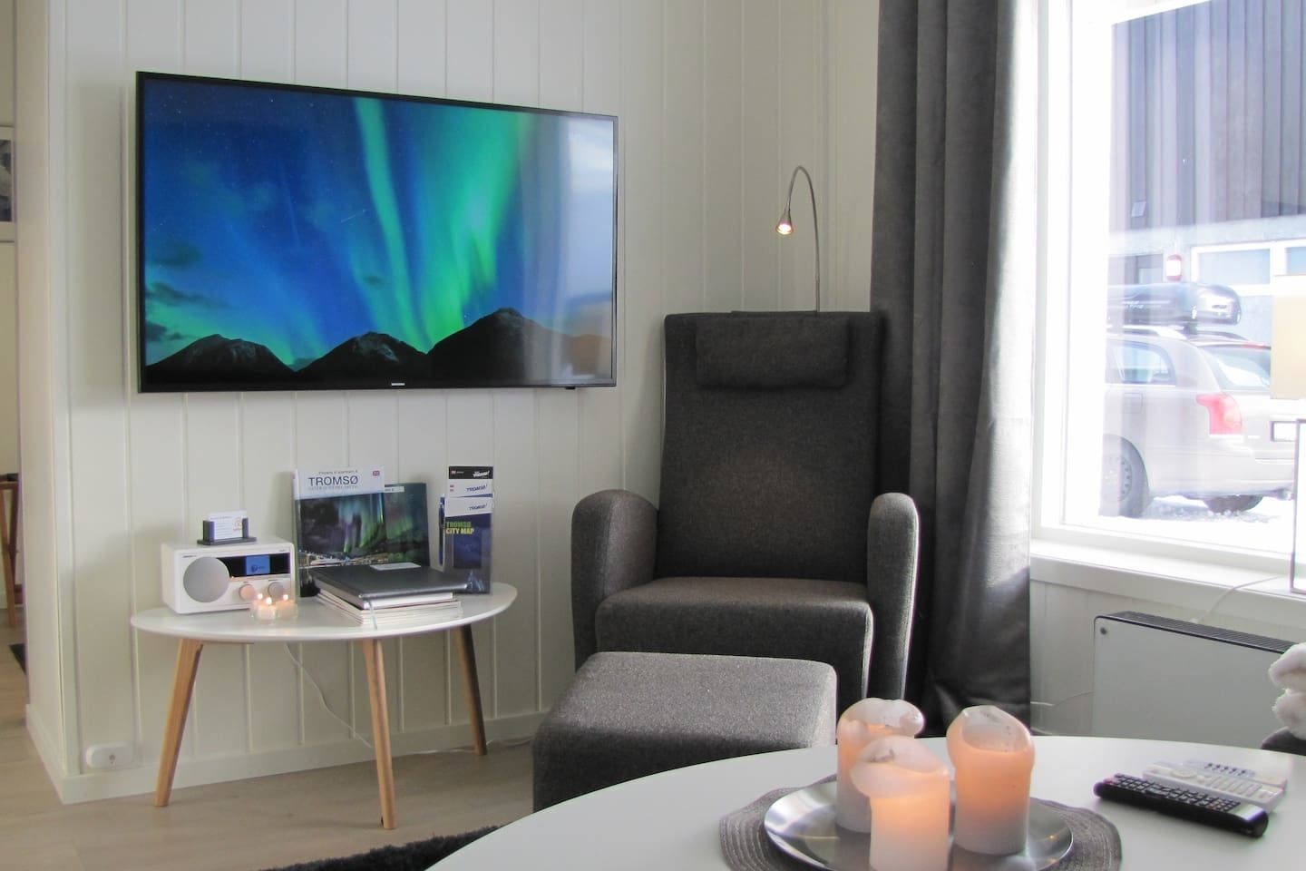 Premium-Apartment, 1 Queen-Bett | Wohnbereich | Flachbildfernseher