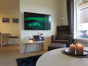 พรีเมียมอพาร์ทเมนท์, เตียงควีน ไซส์ 1 เตียง | ห้องนั่งเล่น | ทีวีจอแบน