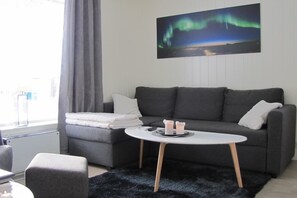 พรีเมียมอพาร์ทเมนท์, เตียงควีนไซส์ 1 เตียง | บริเวณนั่งเล่น | ทีวีจอแบน