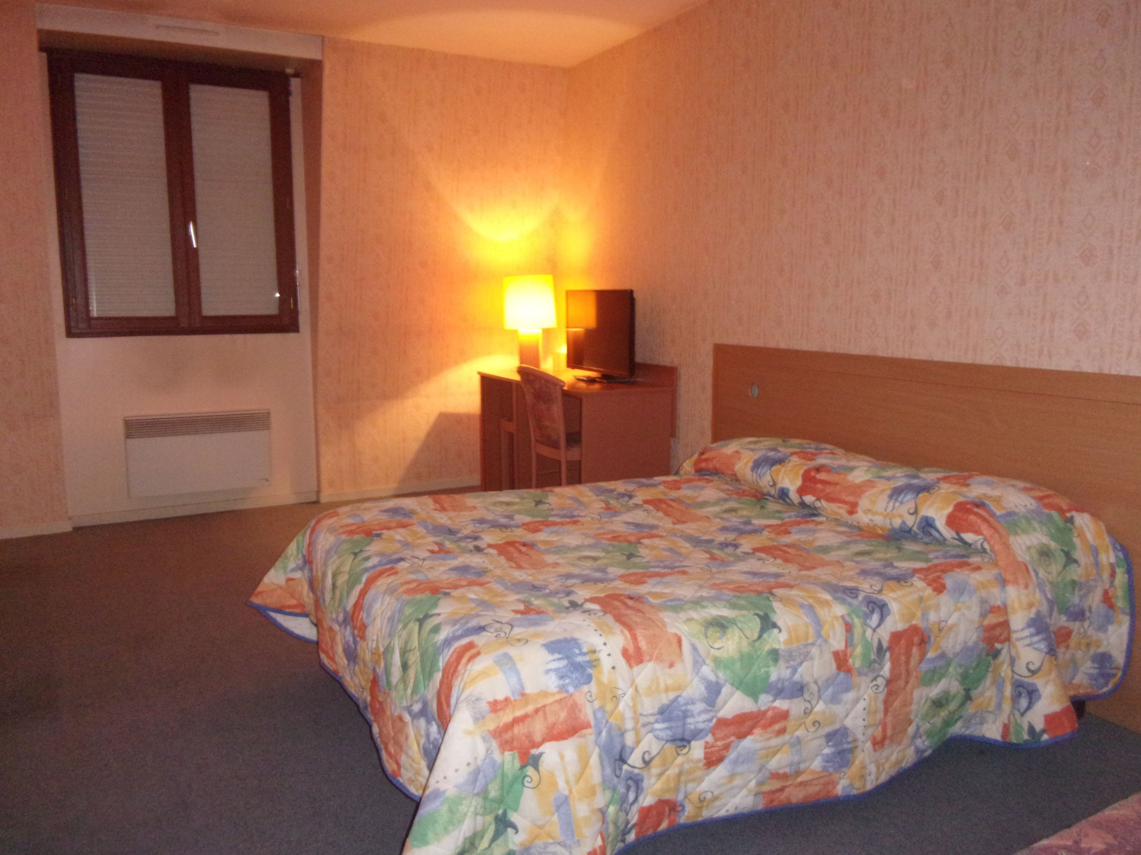 双人房 | 高档床上用品、办公桌、遮光窗帘、熨斗/熨衣板