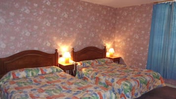 Driepersoonskamer | Luxe beddengoed, een bureau, verduisterende gordijnen