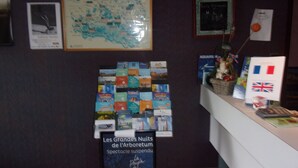 A reception area with a map, a framed photograph, and a display of brochures. - Jackotel Orleans (Orléans)