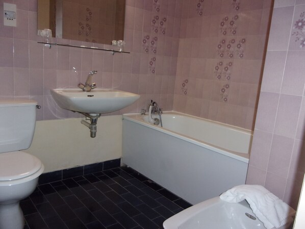 A bathroom with a toilet, sink, and bathtub. - Jackotel Orleans (Orléans)
