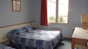 Literie de qualité supérieure, bureau, rideaux occultants