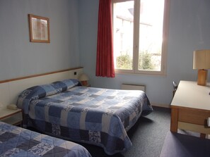 Driepersoonskamer | Luxe beddengoed, een bureau, verduisterende gordijnen