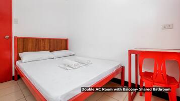 Habitación doble con aire acondicionado, balcón y baño compartido.