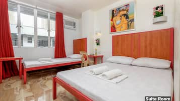 Suite (Private, Room, AC) | Schreibtisch