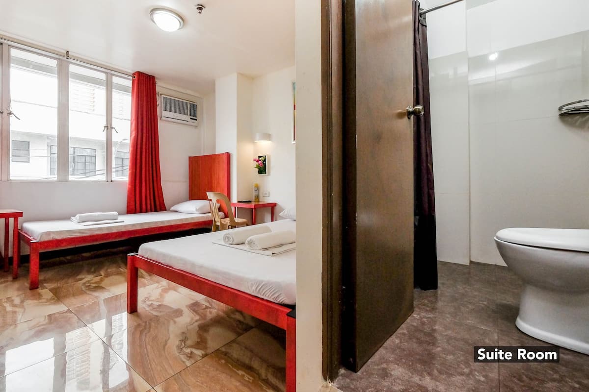 Suite (Private, Room, AC) | Escritorio