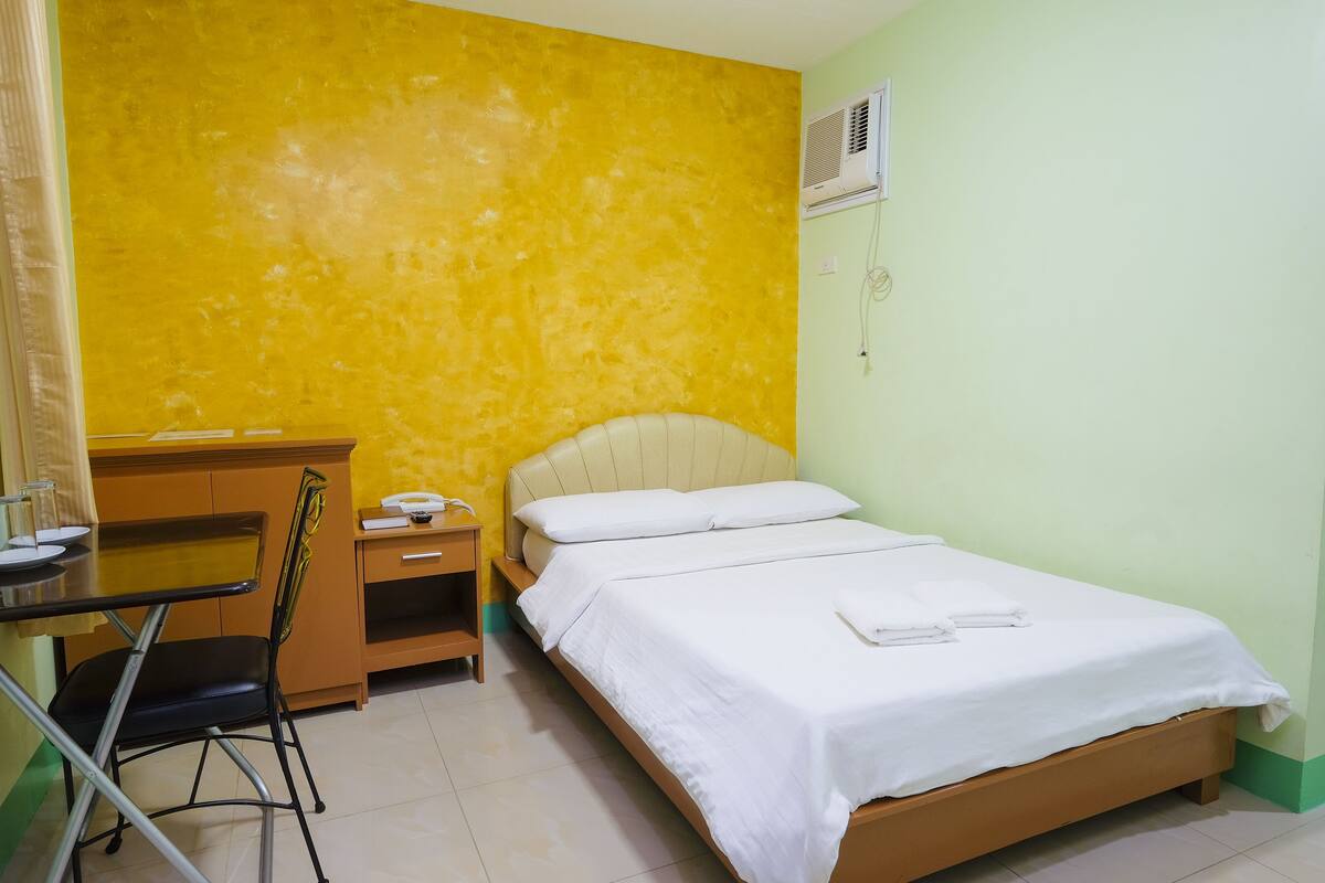 Deluxe kamer (Annex II) | Een bureau, verduisterende gordijnen, extra bedden, gratis wifi