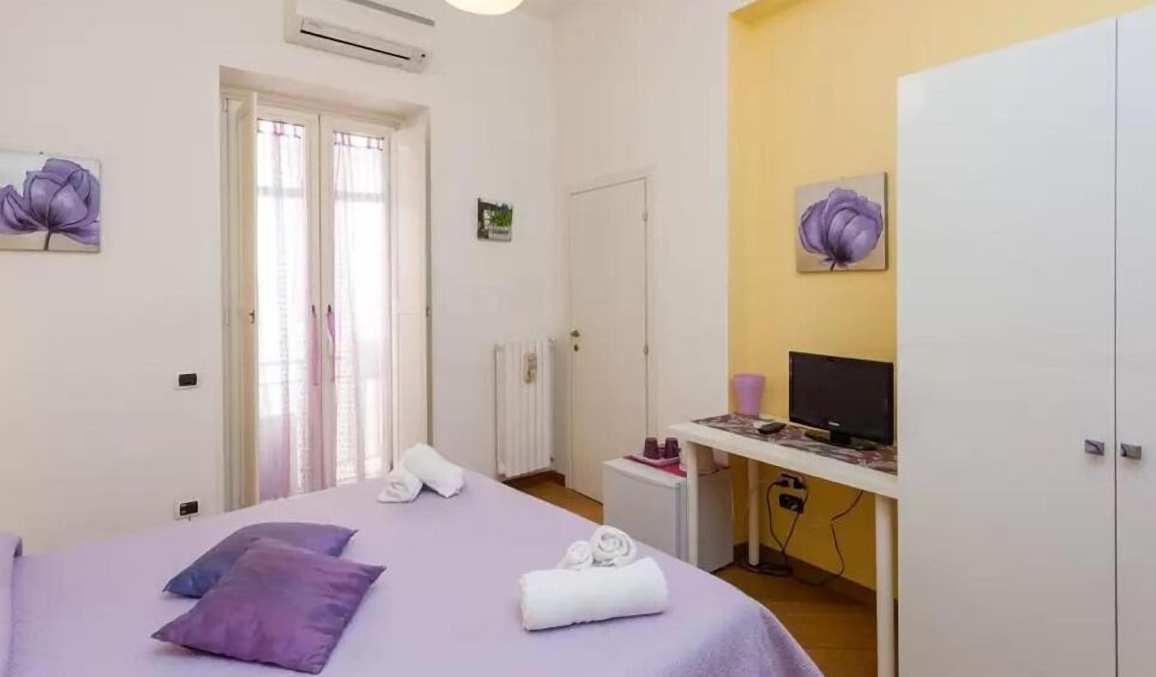 Minibar, desk, free WiFi