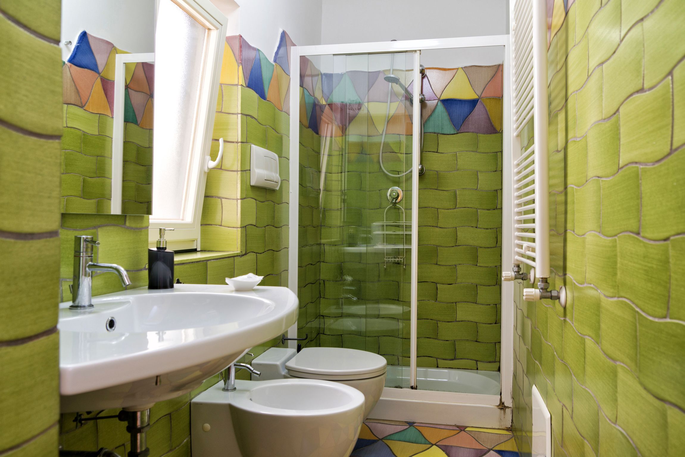 Shower, free toiletries, hair dryer, bidet