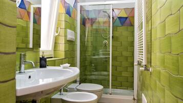 Chuveiro, produtos de toalete grátis, secador de cabelo, bidê