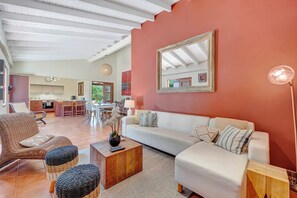 Smart TV - Gorgeous, Aruban-Style Villa w/Private Pool! *3 min to Eagle Beach* (Noord)