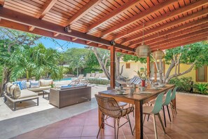 Outdoor dining - Gorgeous, Aruban-Style Villa w/Private Pool! *3 min to Eagle Beach* (Noord)