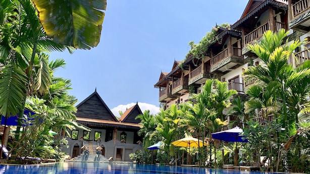 A pool surrounded by tropical plants and traditional architecture. - Little Prince Resort & Spa (Siem Reap)