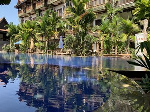 Courtyard Suite Twin Pool View Room | 陽台景觀