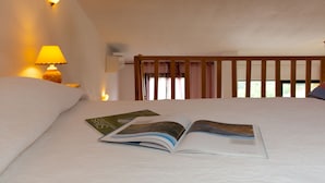 Une chambre d’hôtel avec un lit, une lampe et une fenêtre avec des rideaux.