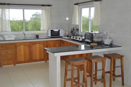 Departamento, 2 habitaciones | Cocineta privada | Refrigerador con congelador, microondas y parrilla de estufa