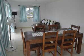 อพาร์ทเมนท์, 2 ห้องนอน | บริเวณนั่งเล่น | ทีวีจอแบน