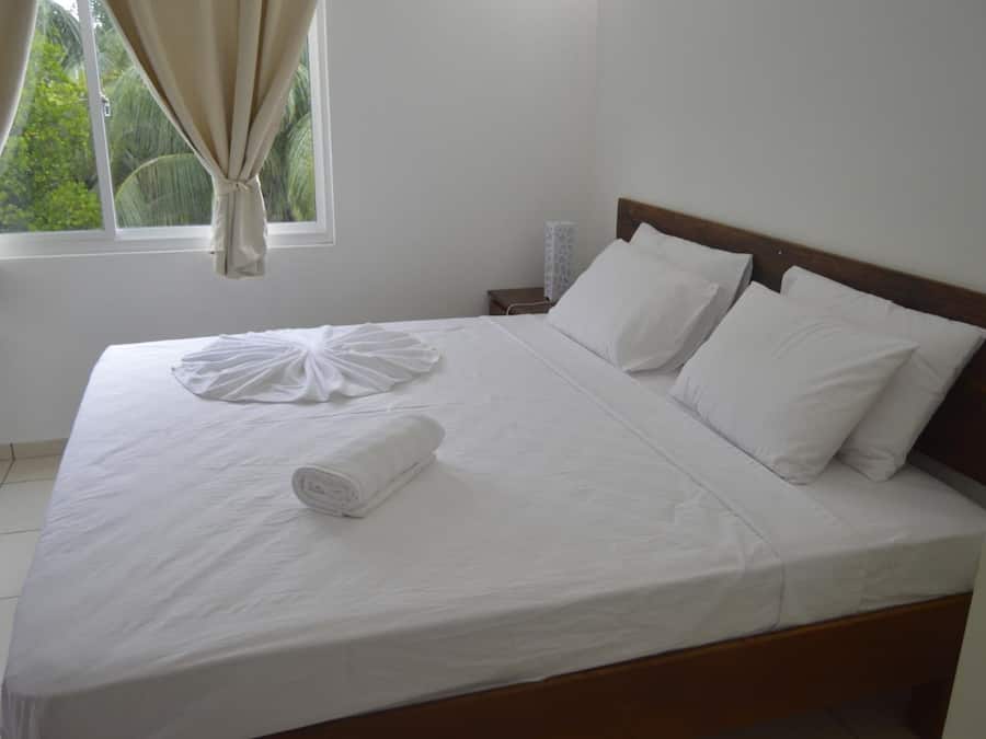 Een kluis op de kamer, een bureau, een strijkplank/strijkijzer