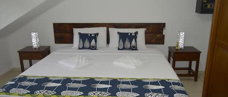 อพาร์ทเมนท์, 2 ห้องนอน | ตู้นิรภัยในห้องพัก, โต๊ะทำงาน, เตารีด/โต๊ะรีดผ้า