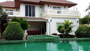A two-story house with a swimming pool in front. - Wongsuwan Pool Villa (Hua Hin)