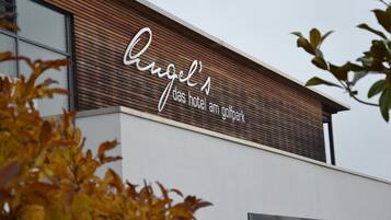 Un letrero de hotel con el nombre 'Angel's das hotel am guitpark'.