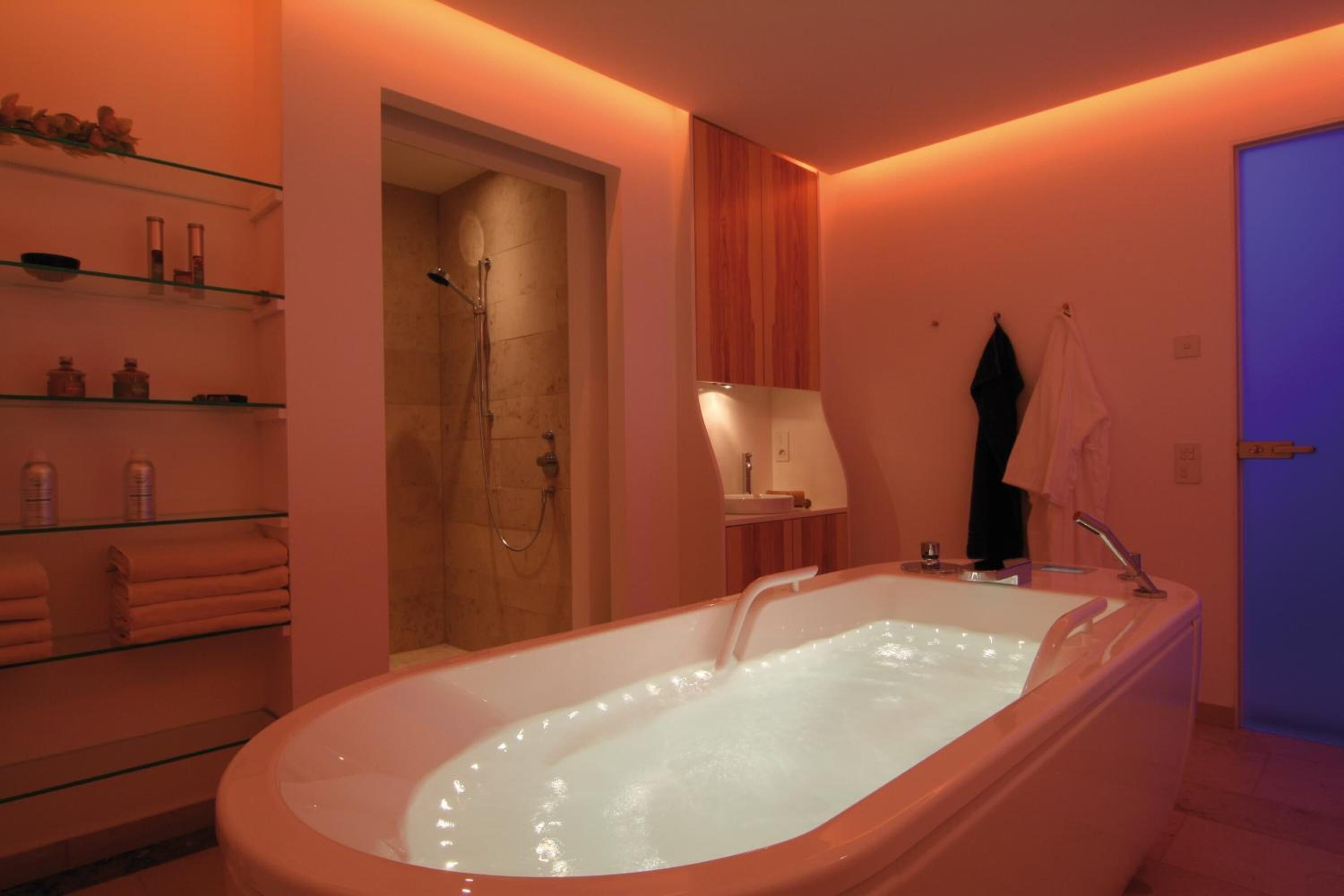 Un sauna, tratamientos corporales, masajes con piedras calientes