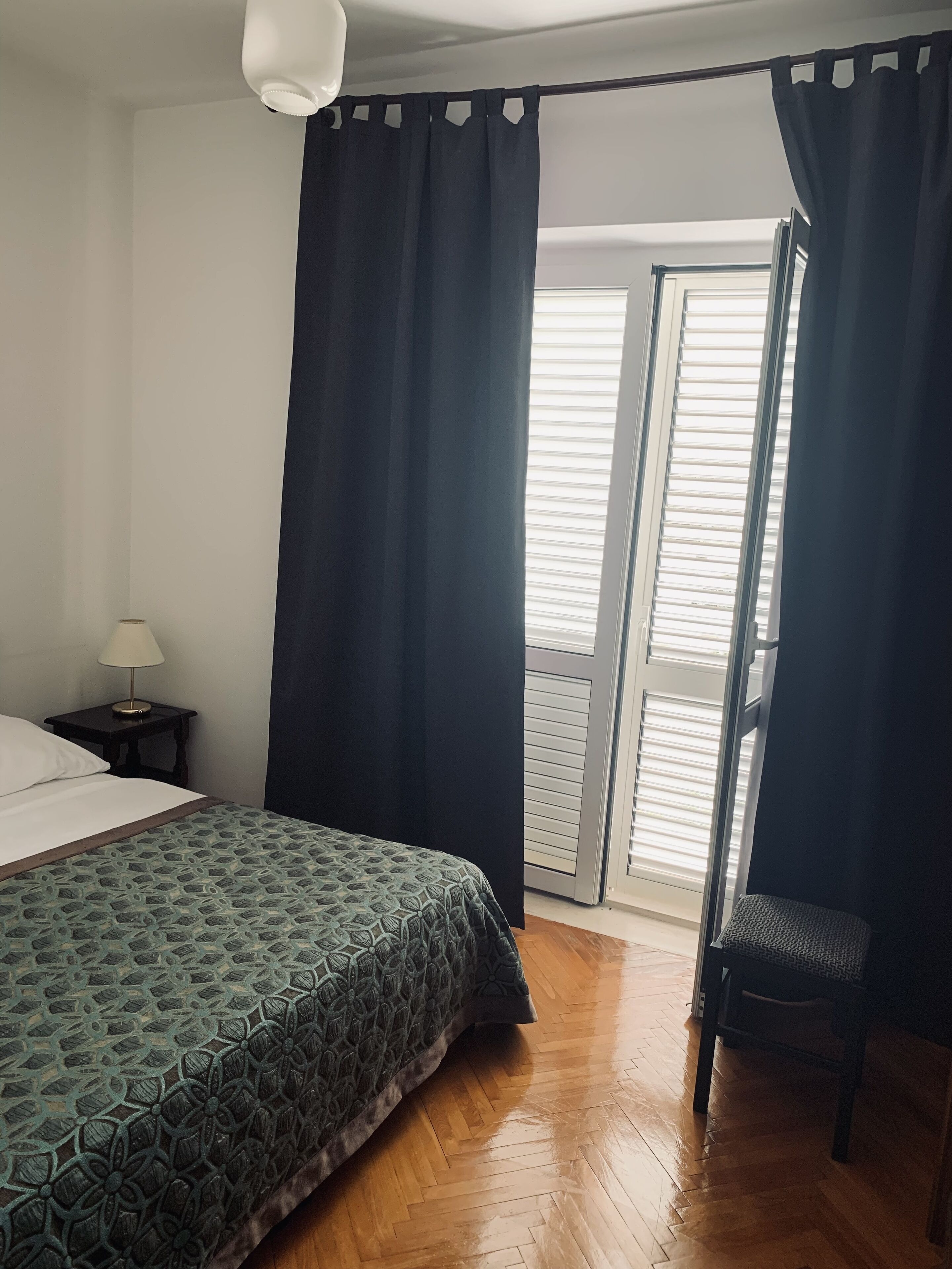 Desk, soundproofing, free WiFi, bed sheets