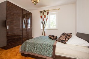 Escrivaninha, quartos à prova de som, Wi-Fi de cortesia, roupa de cama