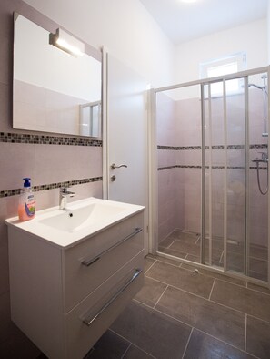 Superior Studio, Ground Floor | Bathroom | Deep soaking tub, free toiletries, hair dryer, towels - Aida Apartments and Rooms (Dubrovnik)