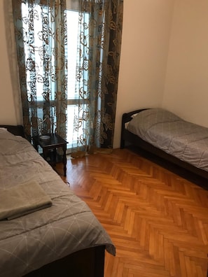 Escrivaninha, quartos à prova de som, Wi-Fi de cortesia, roupa de cama