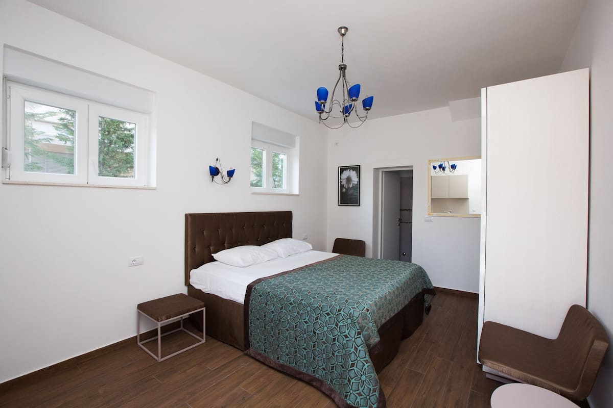 Superior studio, op benedenverdieping | Een bureau, geluiddichte muren, gratis wifi, beddengoed