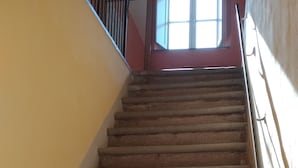 A staircase with a handrail, leading up to a window with a view of the outside. - B&B Principe Calaf 4 (Lucca)