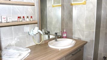 Chuveiro, produtos de toalete grátis, toalhas de banho