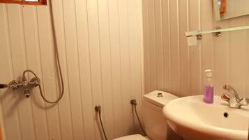 Bungalow, vue jardin | Salle de bain | Douche, articles de toilette gratuits, sèche-cheveux