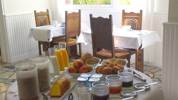 Un bufé de desayuno con diferentes alimentos y salsas.