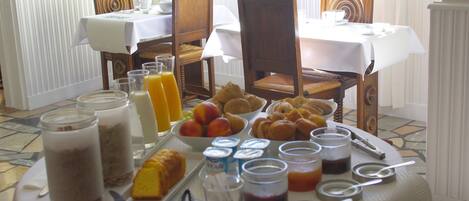 Tägliches Frühstücksbuffet (8 EUR pro Person)