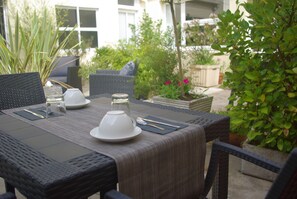 Daily buffet breakfast (EUR 8 per person) - Hôtel d'Arvor (Lorient)
