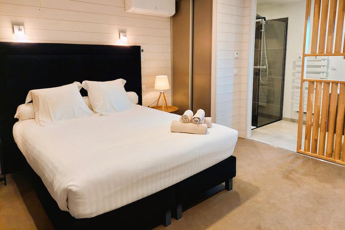 Chalet Luxe | 1 Schlafzimmer, hochwertige Bettwaren, laptopgeeigneter Arbeitsplatz