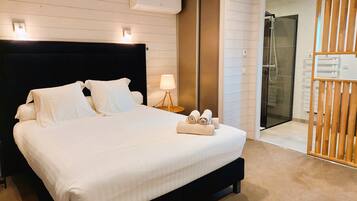 Chalet Luxe | 1 bedroom, premium bedding, iron/ironing board (on request), WiFi (free)