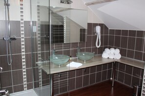 Quarto casal (Grand Luxe) | Banheiro | Chuveiro, produtos de toalete grátis, secador de cabelo
