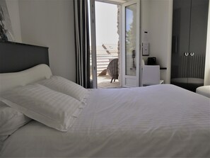 1 quarto, roupas de cama premium, escrivaninha