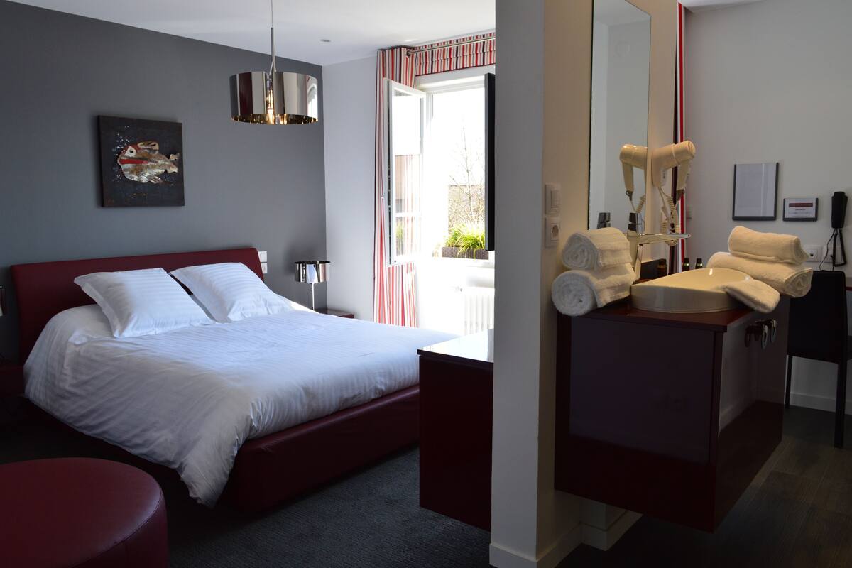Quarto casal (Luxe) | 1 quarto, roupas de cama premium, escrivaninha