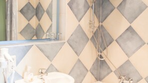 Habitación estándar doble, no fumadores | Baño | Artículos de higiene personal gratuitos y toallas