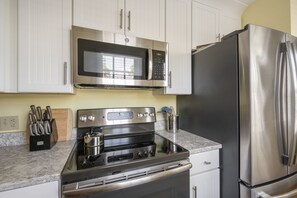 冰箱、微波炉、烤箱、炉灶