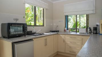 Villa (Hibiscus) | Private kitchen | Fridge, microwave, oven, stovetop