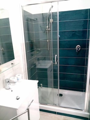 Shower, free toiletries, towels